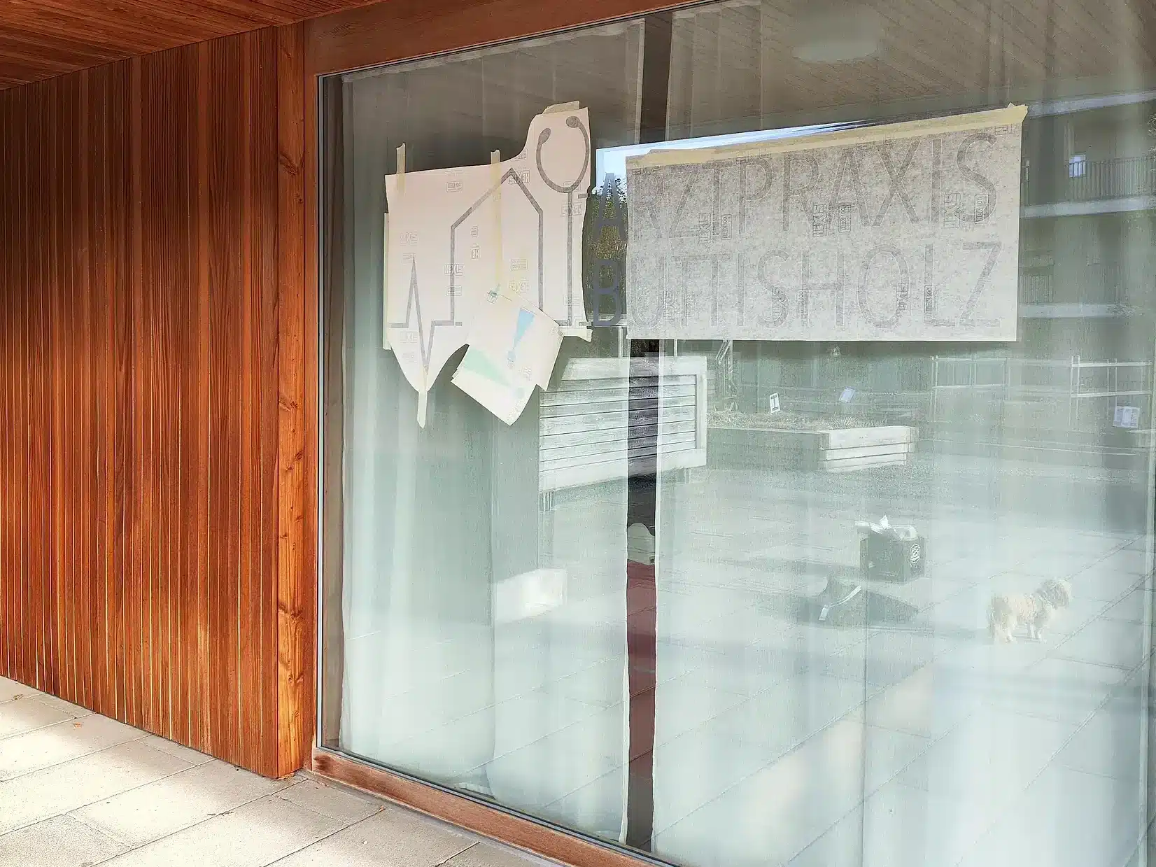 Arztpraxis Buttisholz: schaufensterbeschriftung arztpraxis buttisholz in progress