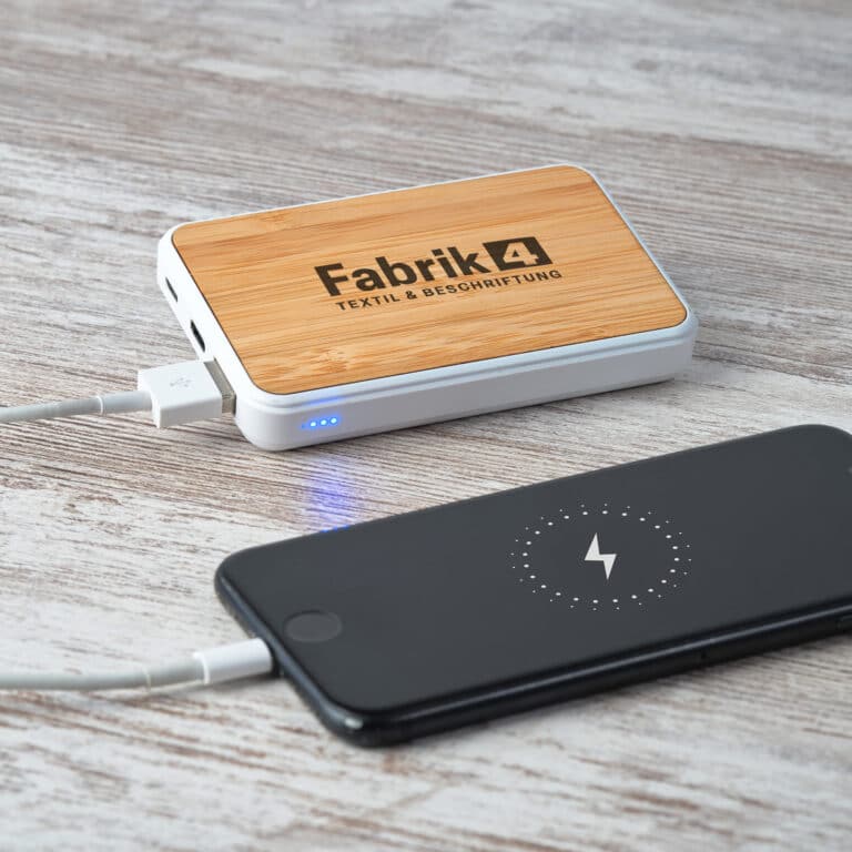 Powerbank mit Fabrik4 Gravur als Werbeartikel