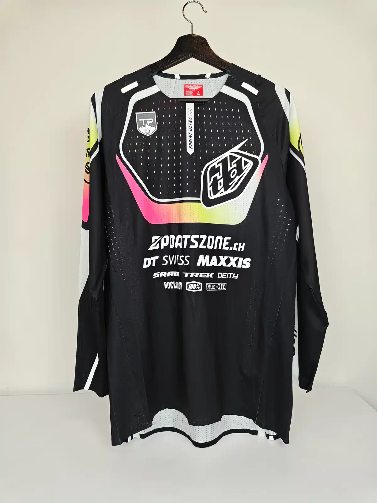 Face avant d’un maillot avec logos de sponsors et écusson d’équipe