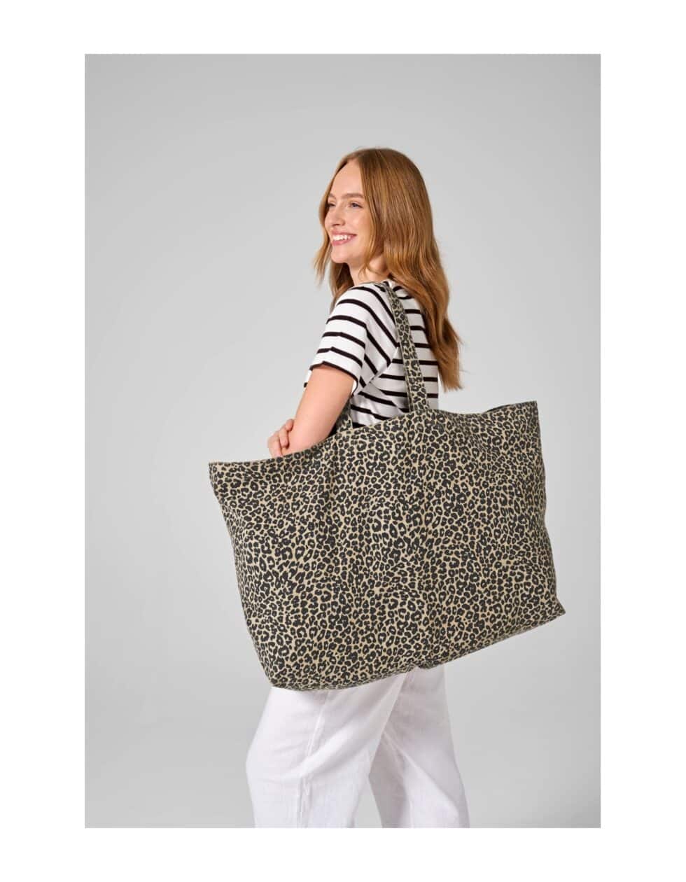 Leopard Oversized Tote Bag bedrucken Lifestyle Leopard Oversized Tote Bag bedrucken im Einsatz
