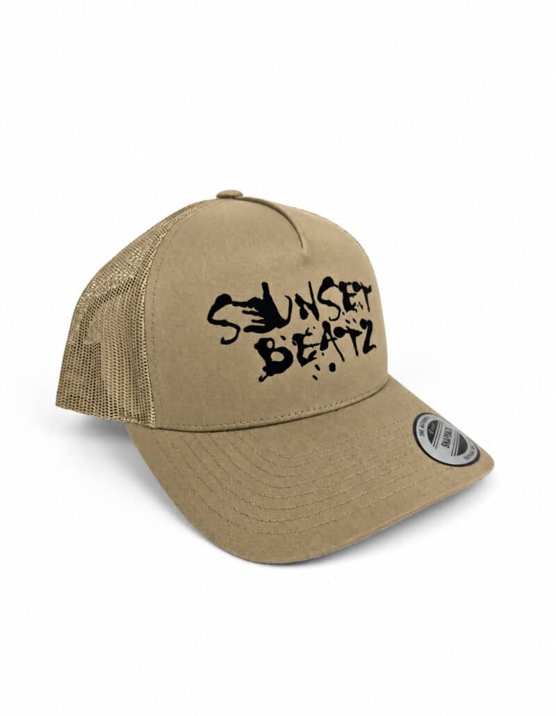 Sunset Beatz Trucker Cap in Sand Dreiviertelansicht Sunset Beatz Trucker Cap in Sand in leichter Seitenansicht